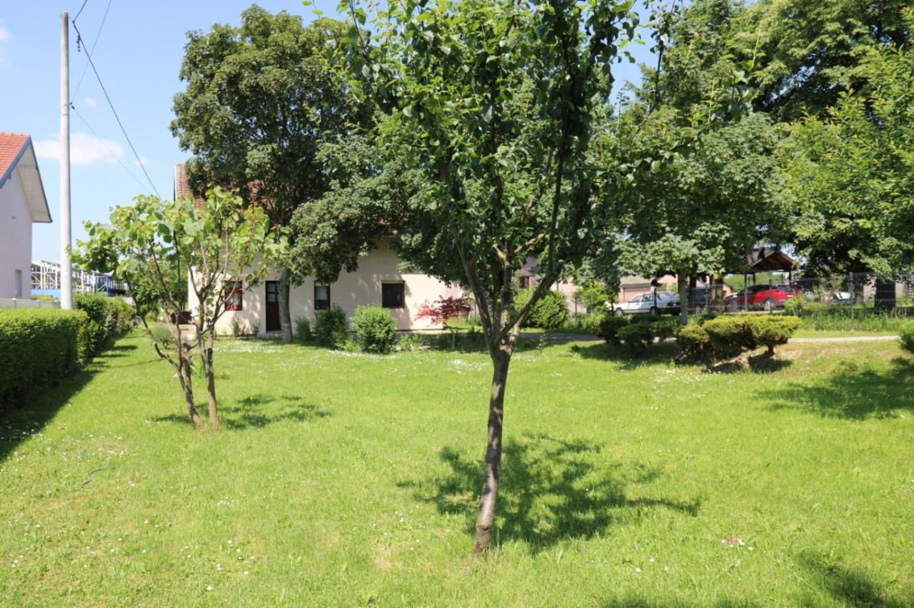 Maple Place Velika Gorica Buitenkant foto